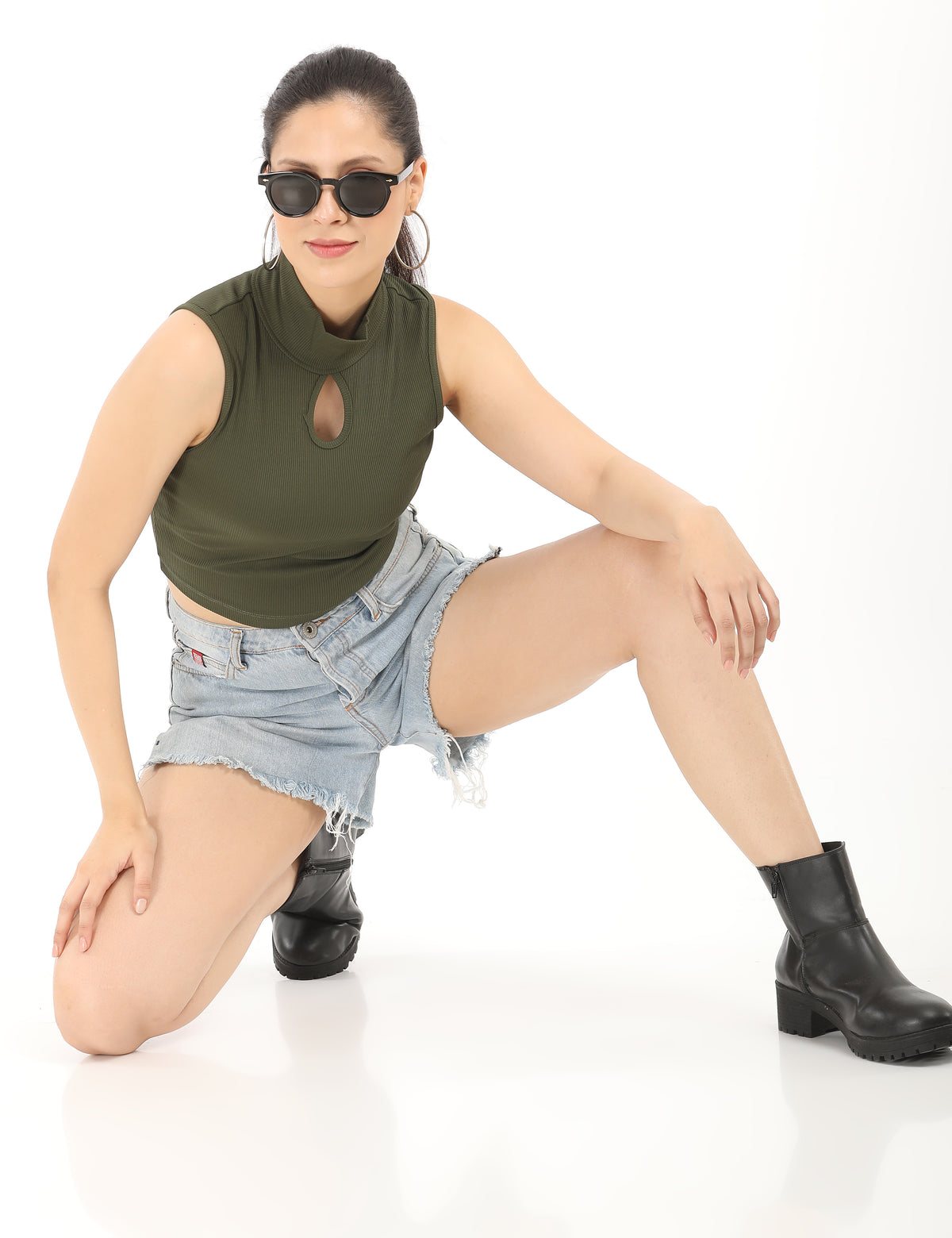 Women's Keyhole High-Neck Ribbed Crop Top